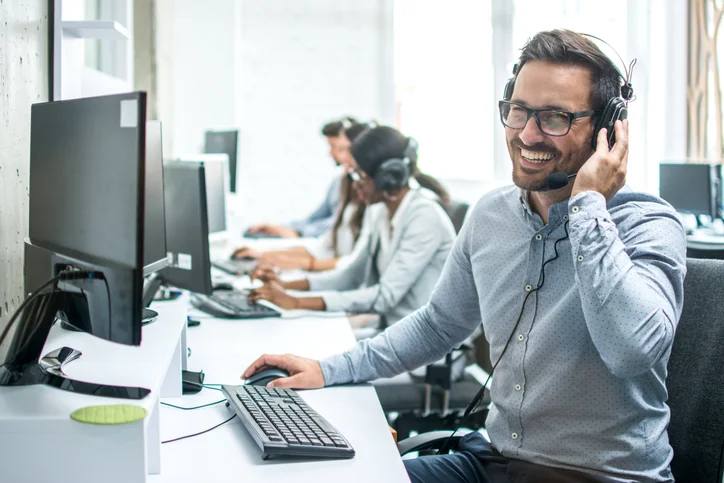 Customer service agent wearing a headset helping a moving customer